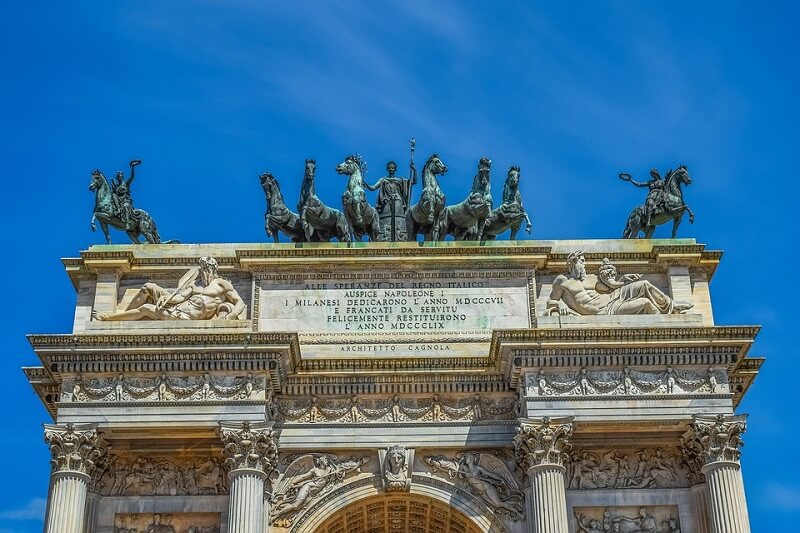 Estátuas no topo do Arco della Pace Estátuas no topo do Arco della Pace