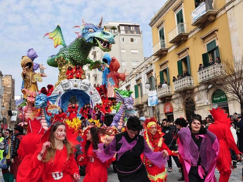 Pessoas comemorando carnaval na Itália Pessoas comemorando carnaval na Itália