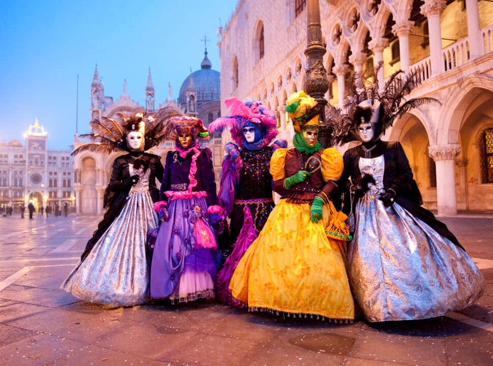 Pessoas fantasiadas durante carnaval na Itália Pessoas fantasiadas durante carnaval na Itália