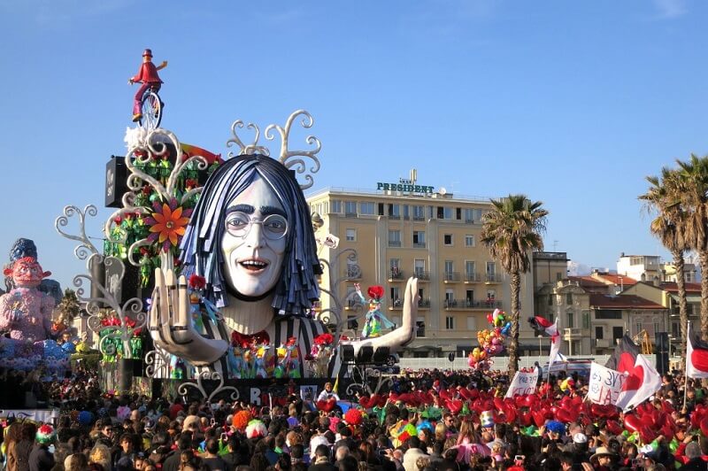 Carro alegórico desfilando em Viareggio Carro alegórico desfilando em Viareggio