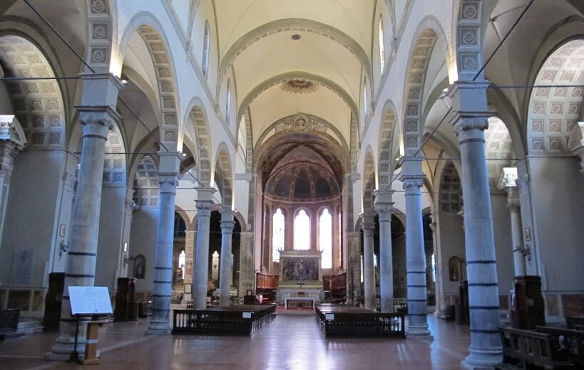 Interior da Igreja Santa Maria dei Servi em Siena Interior da Igreja Santa Maria dei Servi em Siena