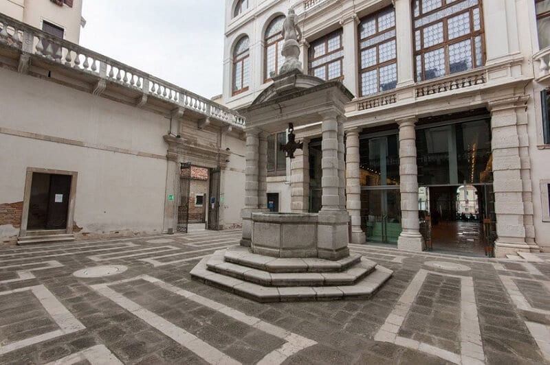Poço veneziano no pátio do Palácio Ca' Pesaro Poço veneziano no pátio do Palácio Ca' Pesaro