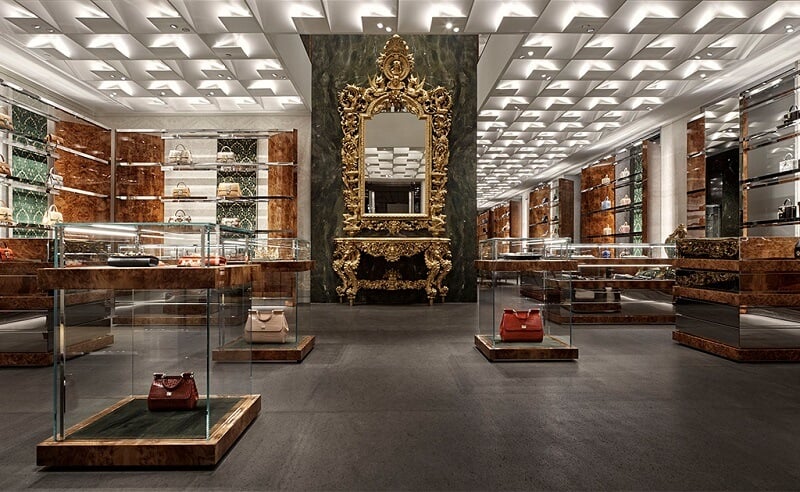 Interior da loja Dolce & Gabbana no quadrilátero da moda em Milão Interior da loja Dolce & Gabbana no quadrilátero da moda em Milão