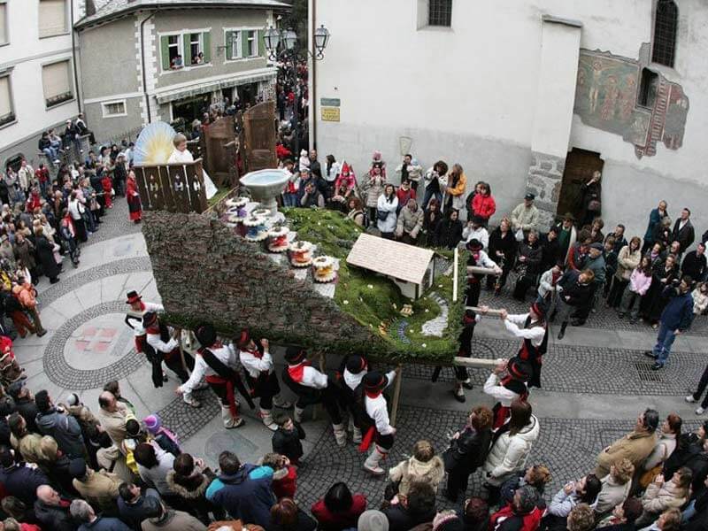 Procissão durante Semana Santa na Itália Procissão durante Semana Santa na Itália