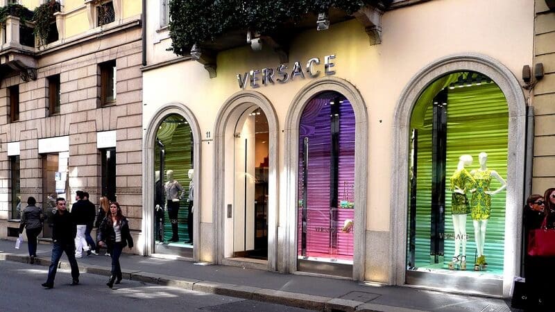 Loja da Versace no quadrilátero da moda em Milão Loja da Versace no quadrilátero da moda em Milão