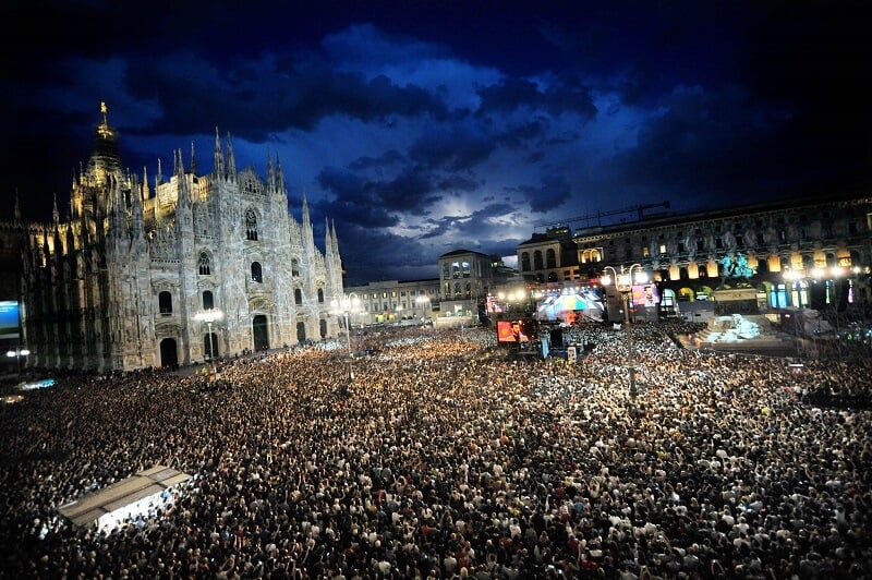 Pessoas reunidas na Piazza Duomo para comemorar o Ano Novo Pessoas reunidas na Piazza Duomo para comemorar o Ano Novo