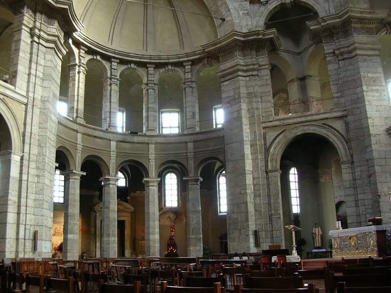 Interior da Basílica de São Lourenço em Milão Interior da Basílica de São Lourenço em Milão