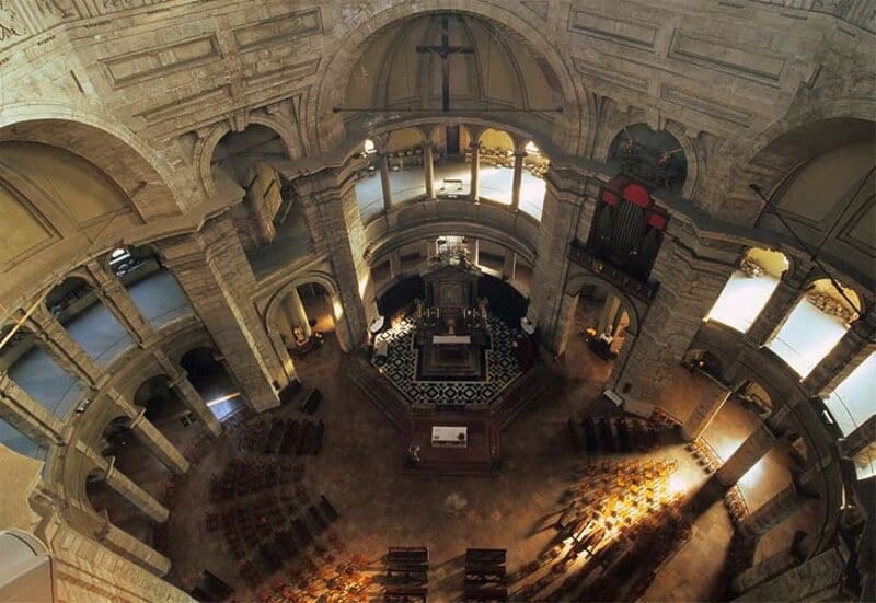 Interior da Basílica de São Lourenço visto de cima Interior da Basílica de São Lourenço visto de cima
