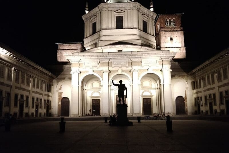 Basílica de São Lourenço iluminada durante a noite Basílica de São Lourenço iluminada durante a noite