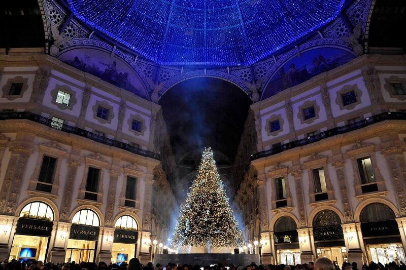 Árvore de Natal montada na Galeria Vittorio Emanuele II Árvore de Natal montada na Galeria Vittorio Emanuele II