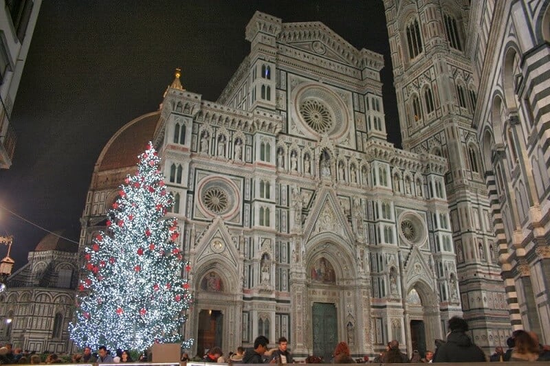 Árvore de Natal na Piazza San Giovani Árvore de Natal na Piazza San Giovani