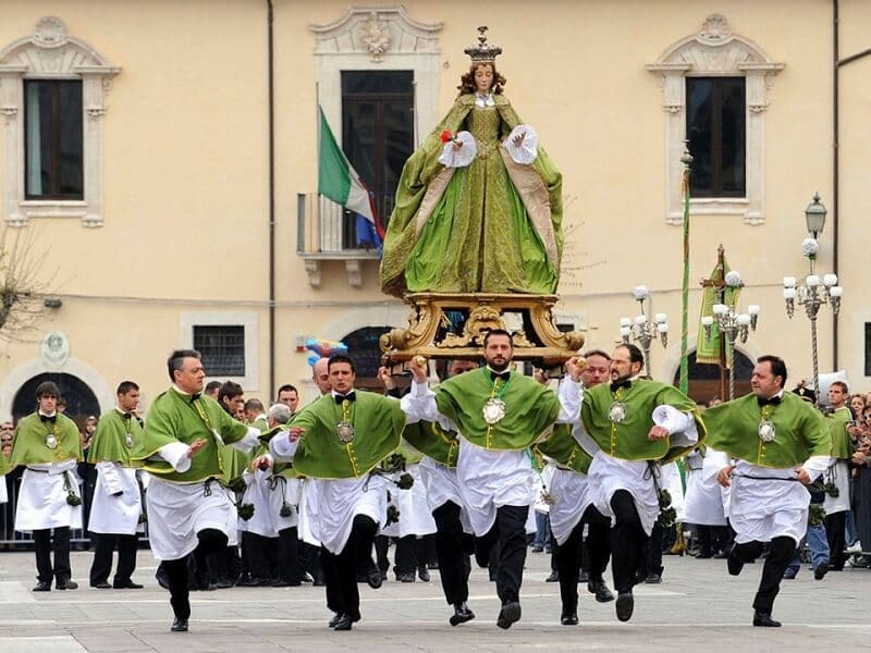 Passeata de Páscoa em cidade italiana Passeata de Páscoa em cidade italiana