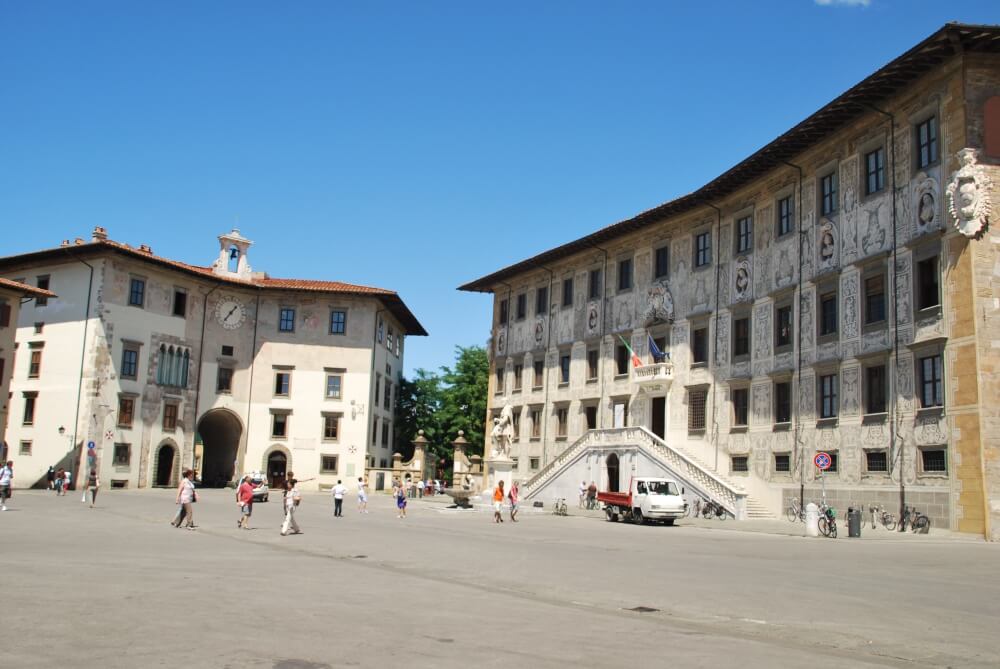Pessoas passeando pela Piazza dei Cavalieri em Pisa Pessoas passeando pela Piazza dei Cavalieri em Pisa