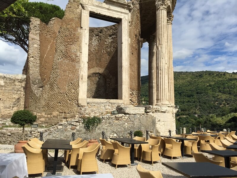 Mesas externas do Ristorante Sibilla em Tivoli Mesas externas do Ristorante Sibilla em Tivoli