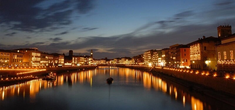 Rio Arno iluminado durante à noite Rio Arno iluminado durante à noite