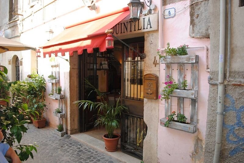 Entrada do restaurante Taverna Quintilia Entrada do restaurante Taverna Quintilia