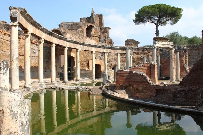 Lago na Villa Adriana em Tivoli Lago na Villa Adriana em Tivoli